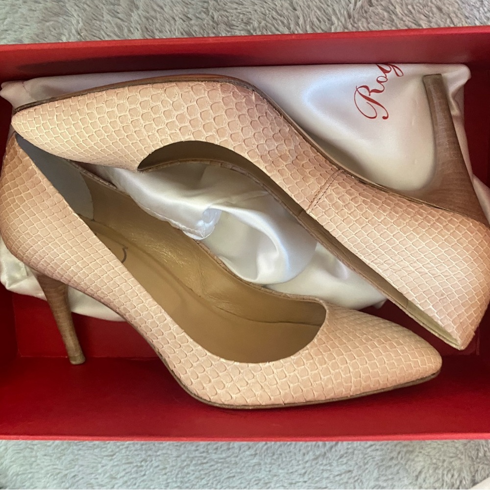 Roger Vivier Blush Pink Textured Leather Pointed Toe Pumps